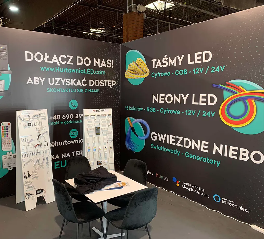 Projekt ścianki targowej – branding oświetleniowy